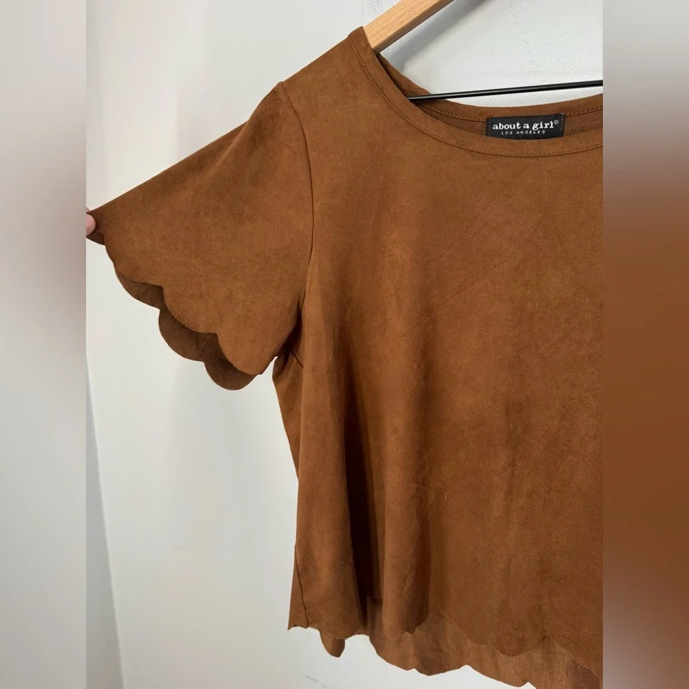 About A Girl Faux Suede Chocolate Brown Scalloped Hem Stretchy Soft Top Sz M